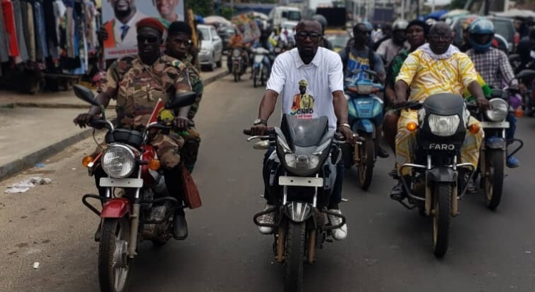 Retour du Général Doumbouya : Un accueil triomphal à l'aéroport AST