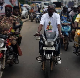 Retour du Général Doumbouya : Un accueil triomphal à l'aéroport AST