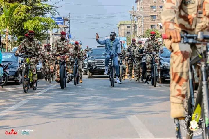 "Kaloum : Le Chef de la junte militaire échange avec les citoyens lors d’une marche conviviale"