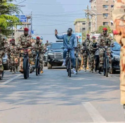 "Kaloum : Le Chef de la junte militaire échange avec les citoyens lors d’une marche conviviale"