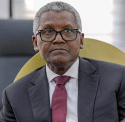 Palais Mohammed V : le Président de la République S.E le Général Mamadi DOUMBOUYA reçoit en audience l’investisseur Nigérian Aliko DANGOTE