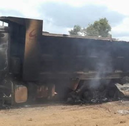 Accident à Mola : Un motard décédé, des camions brûlés en représailles